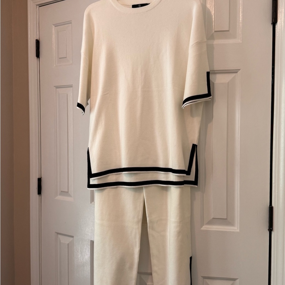 Women’ white  and Black Lounge Set NEVER WORN NWT
